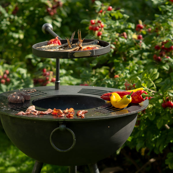 Food cooking on the flat plancha ring of the Sizzler fire pit