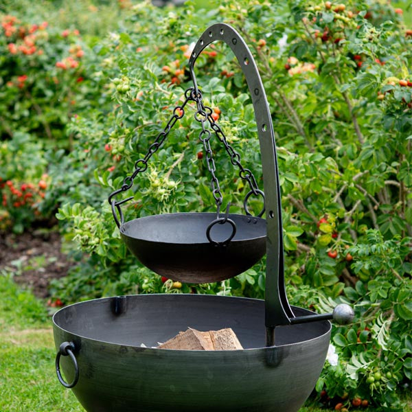 Hanging arm and cooking bowl on a Solex fire pit