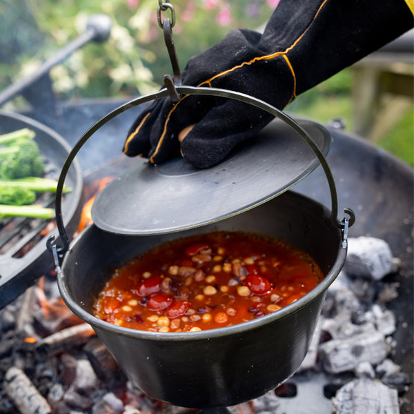 Hanging cooking pot with a bean stew